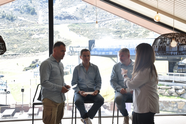 El director general de Grandvalira Resorts, Juan Ramon Moreno, el director d'Ordino Arcalís, Israel Ramonet, i el director de Pal i Arinsal, Josep Marticella aquest dimarts a Arcalís a la presentació de la temporada d'estiu.
