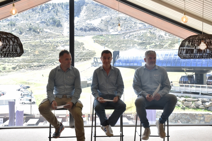 El director general de Grandvalira Resorts, Juan Ramon Moreno, el director d'Ordino Arcalís, Israel Ramonet, i el director de Pal i Arinsal, Josep Marticella aquest dimarts a Arcalís a la presentació de la temporada d'estiu.