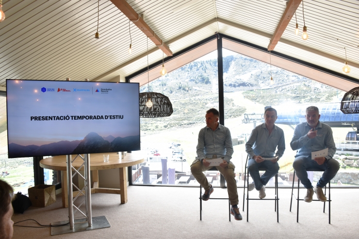 El director general de Grandvalira Resorts, Juan Ramon Moreno, el director d'Ordino Arcalís, Israel Ramonet, i el director de Pal i Arinsal, Josep Marticella aquest dimarts a Arcalís a la presentació de la temporada d'estiu.