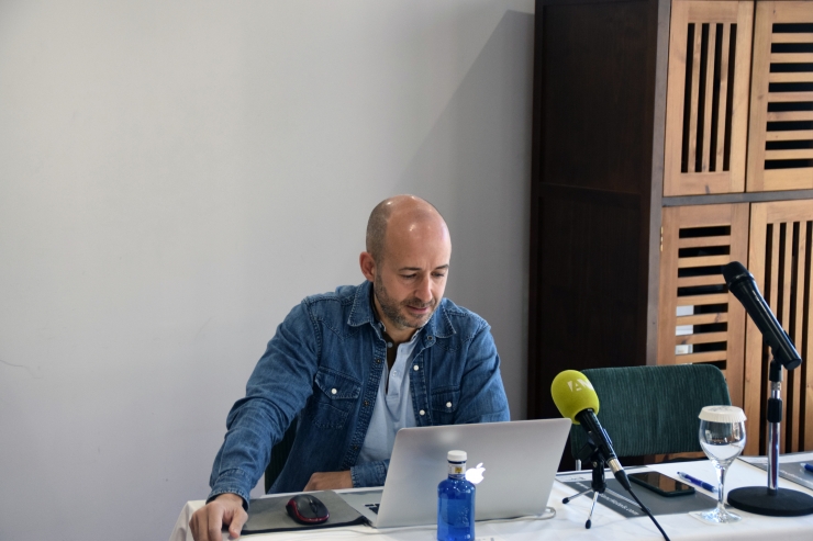 El fundador d'Ultimate Wild Trip, Daniel Bellavista, durant la presentació de la conferència de longevitat i biohacking.