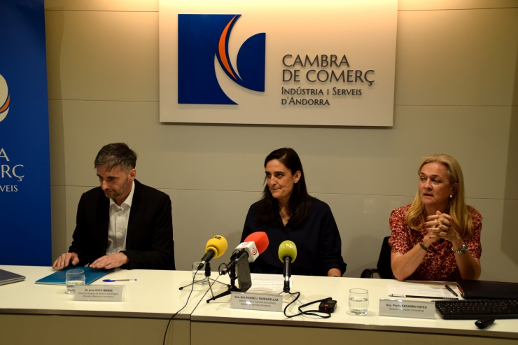 El coordinador de l’àrea de Sociologia d'Andorra Recerca i Innovació, Joan Micó; la directora de la Cambra de Comerç, Indústria i Serveis, Sol Rossell; i la directora d'Intueri Consulting, Maria Segarra; a la presentació de l'estudi.