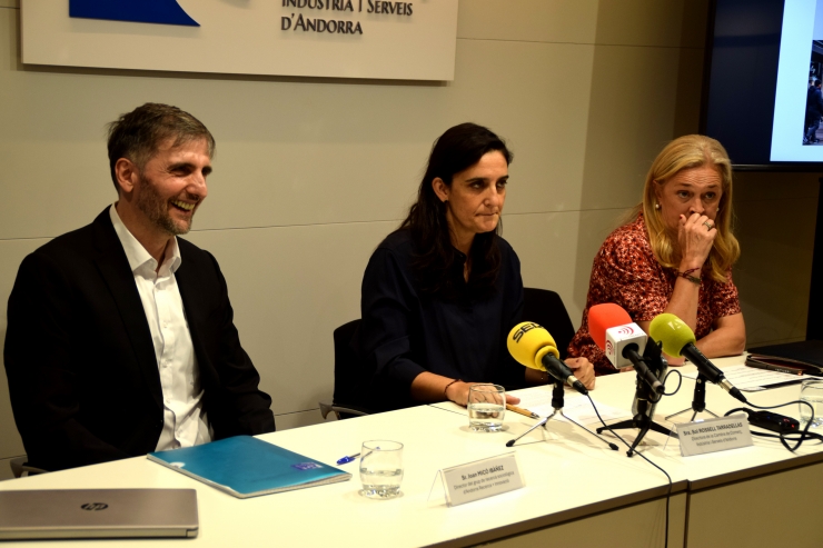 El coordinador de l’àrea de Sociologia d'Andorra Recerca i Innovació,  Joan Micó; la directora de la Cambra de Comerç, Indústria i Serveis,  Sol Rossell; i la directora d'Intueri Consulting, Maria Segarra; a la  presentació de l'estudi.
 