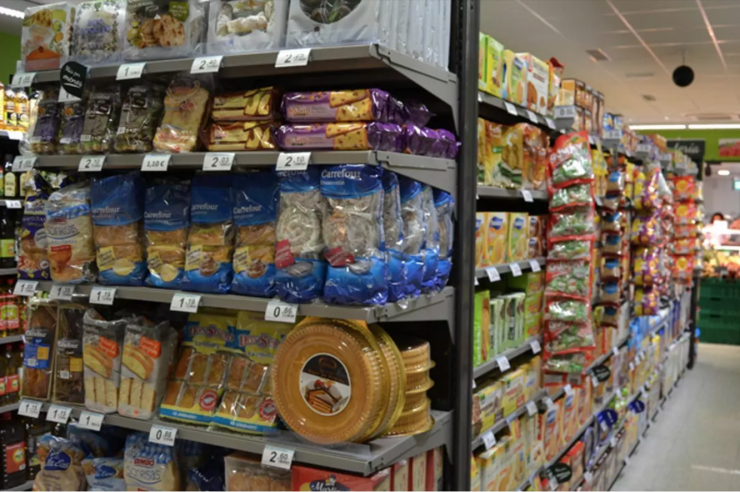 Prestatgeria amb productes de Carrefour.