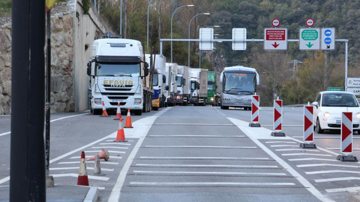 Camions a l'entrada de la frontera hispanoandorrana.