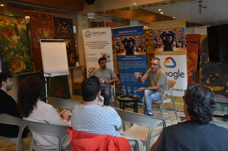 El fundador de Milo, Alejandro Hernández, i l'innovador disruptiu, Àlex Armengol, durant la presentació del llibre.