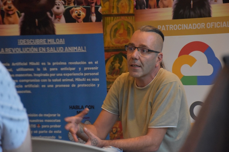 El fundador de Milo, Alejandro Hernández, durant la presentació del llibre.