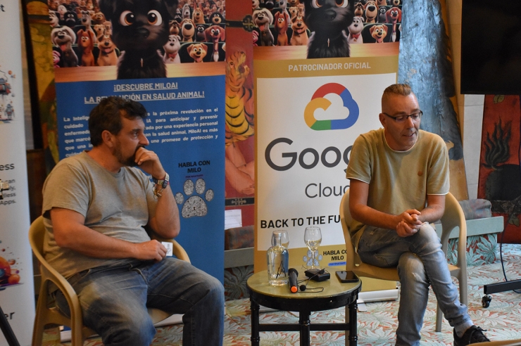 El fundador de Milo, Alejandro Hernández, i l'innovador disruptiu, Àlex Armengol, durant la presentació del llibre.