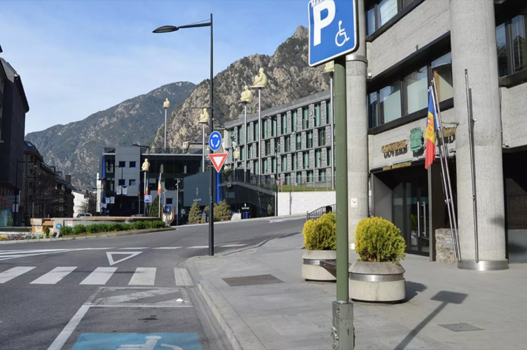 La plaça d'aparcament que hi ha davant del Govern.