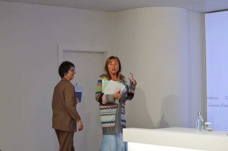 La ministra de Presidència, Economia, Treball i Habitatge, Conxita Marsol, i la directora de l'Institut Nacional de l'Habitatge, Marta Alberch, moments abans de la roda de premsa per informar de la situació del parc públic d'habitatges.