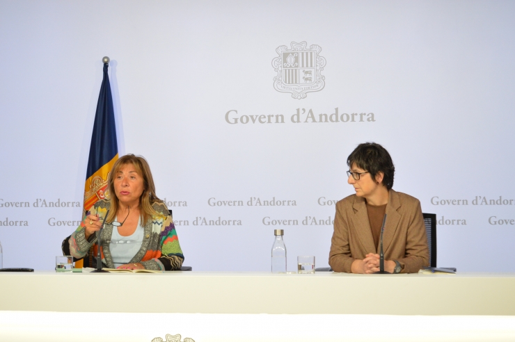 La ministra de Presidència, Economia, Treball i Habitatge, Conxita  Marsol, i la directora de l'Institut Nacional de l'Habitatge, Marta  Alberch, durant la roda de premsa per informar de la situació  del parc públic d'habitatges.