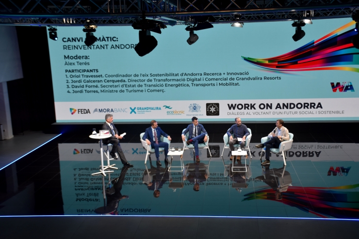 El ministre de Turisme i Comerç, Jordi Torres; el Secretari d’Estat de Transició Energètica, Transports i Mobilitat, David Forné; l'investigador a Andorra Recerca + Innovació i Doctor en ciència i tecnologia de la sostenibilitat, Oriol Travesset; i el director de Transformació Digital i Comercial de Grandvalira Resorts, Jordi Galceran, a la taula rodona 'Canvi Climàtic: reinventant Andorra'.