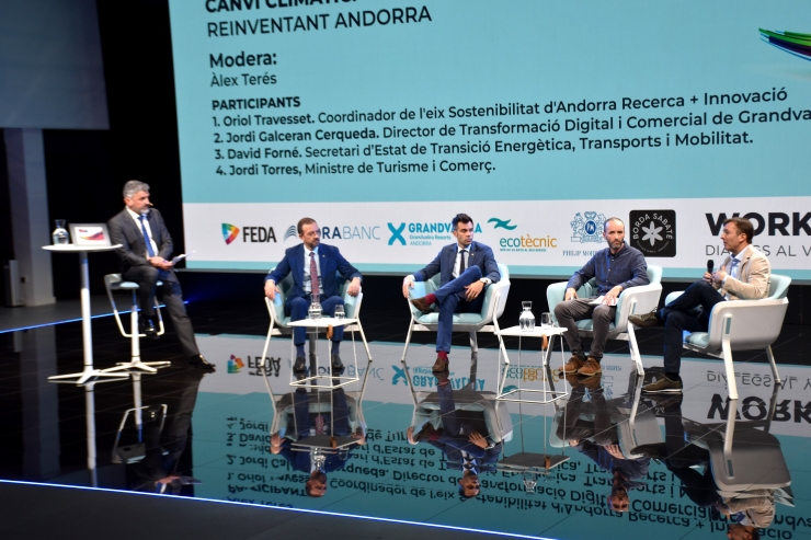 El ministre de Turisme i Comerç, Jordi Torres; el secretari d’Estat de Transició Energètica, Transports i Mobilitat, David Forné; l'investigador a Andorra Recerca + Innovació i Doctor en ciència i tecnologia de la sostenibilitat, Oriol Travesset; i el director de Transformació Digital i Comercial de Grandvalira Resorts, Jordi Galceran, a la taula rodona 'Canvi Climàtic: reinventant Andorra'.