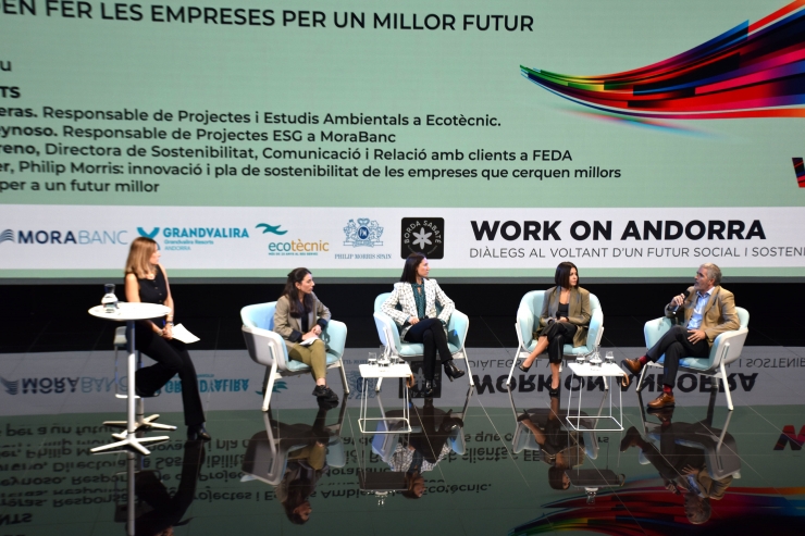 La responsable de Projectes i Estudis Ambientals a Ecotècnic, Laura Carreras; la directora de Sostenibilitat, Comunicació i Relació amb clients a FEDA, Nerea Moreno; la responsable de Projectes ESG a MoraBanc, Jessica Reynoso; i el dorector científic de l'empresa Philip Morris Ibèria (Espanya-Portugal-Andorra), Jorge Soler; durant la taula rodona 'Sostenibilitat: què poden fer les empreses per un millor futur'.
