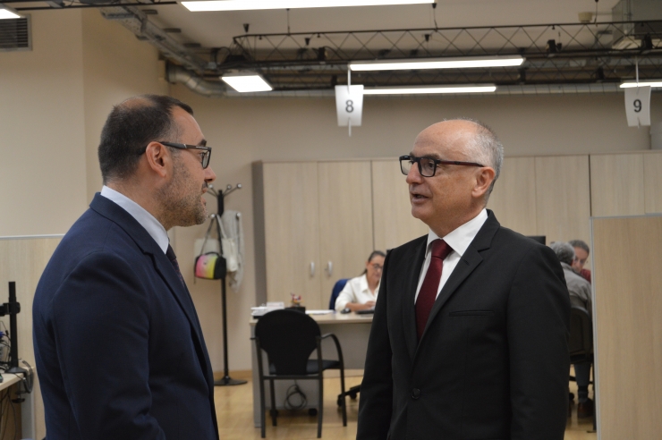 El ministre de Finances, Ramon Lladós, i el director del departament de  Tributs i Fronteres, Carles Ferreira, el dia que es va tancar la campanya de l'IRPF.
 