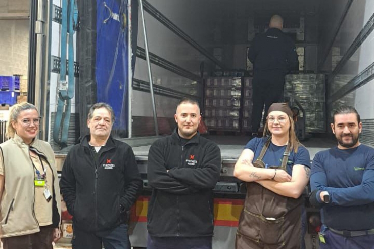 El camió amb els aliments que viatjarà a València per ajudar als damnificats de la gota freda.