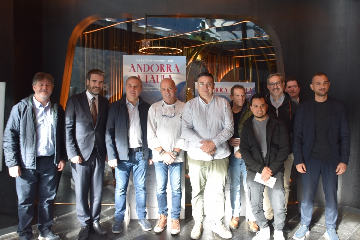 El president de la Unió Hotelera d'Andorra (UHA), Jordi París; el responsable de 'trade marketing' d'Estrella Damm, Javier Tirado; el responsable de Comunicació de Morabanc, Josep Lluís Trabal; el xef executiu d'Unnic, Thierry Burton; i restauradors participants a l'Andorra a Taula 2024.