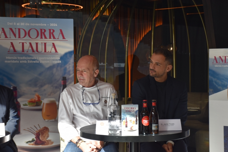 El responsable de 'trade marketing' d'Estrella Damm, Javier Tirado, i el xef executiu d'Unnic, Thierry Burton, durant la presentació de l'Andorra a Taula 2024.