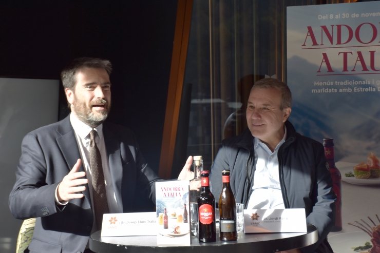 El responsable de Comunicació de Morabanc, Josep Lluís Trabal, i el president de la Unió Hotelera d'Andorra (UHA), Jordi París, durant la presentació de l'Andorra a Taula 2024.