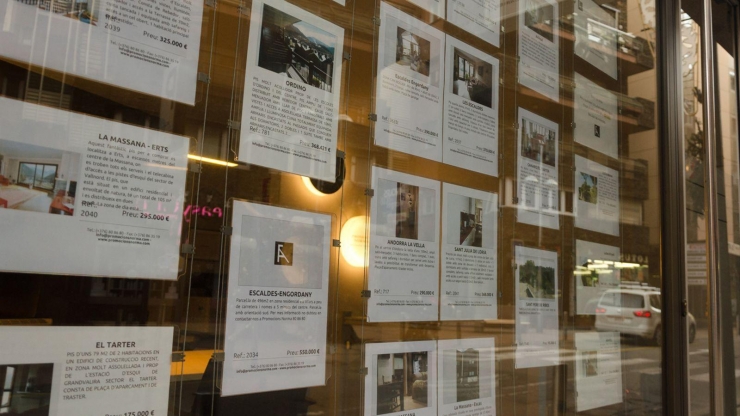 Aparador d'una immobiliària.