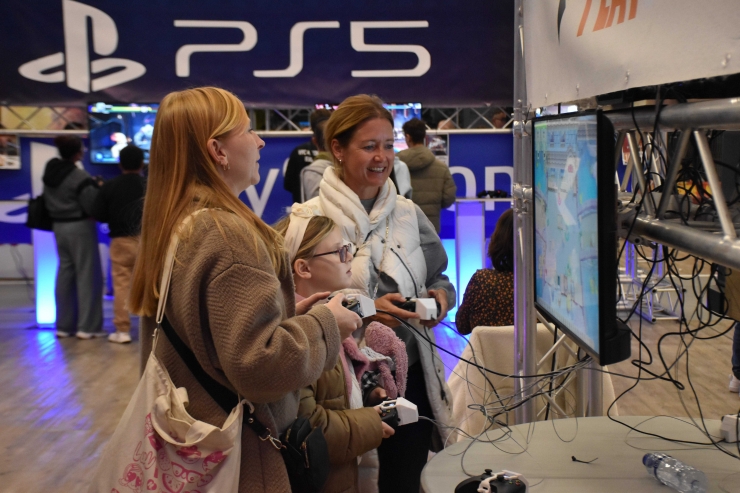 Una família jugant al Saló del Videojoc.