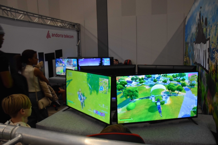 Joves jugant a la zona de joc del 'Fortnite'.