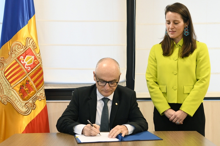 El ministre de Finances, Ramon Lladós, signant l’Addenda a l’Acord de l'autoritat competent multilateral sobre l'intercanvi automàtic d'informació de comptes financers.