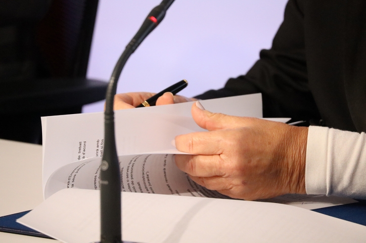 La presidenta d'ANDORGEST, Anna Maria Sala, durant la signatura de la renovació del conveni.