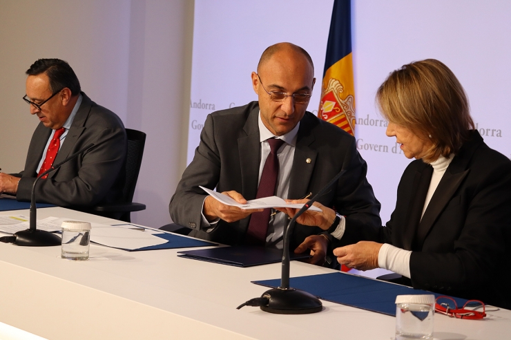 L'administrador d'Allotjaments Turístics Principat ATP, SLU, Àlex Ruiz, el Secretari d'Estat d'Economia, Treball i Habitatge, Jordi Puy, i la presidenta d'ANDORGEST, Anna Maria Sala, durant la signatura de la renovació dels convenis.