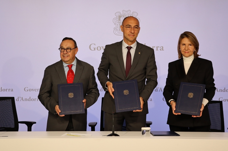 L'administrador d'Allotjaments Turístics Principat ATP, SLU, Àlex Ruiz, el Secretari d'Estat d'Economia, Treball i Habitatge, Jordi Puy, i la presidenta d'ANDORGEST, Anna Maria Sala, mostrant els convenis.
