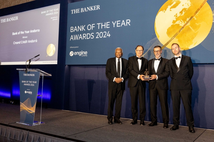 La cerimònia d’entrega del premi a Londres, d’esquerra a dreta, el periodista britànic, Trevor McDonald; el conseller delegat de Creand, Xavier Cornella; el president de Creand, Antoni Pintat; i l'editor de la revista The Banker, del grup Financial Times, Michael Klimes.