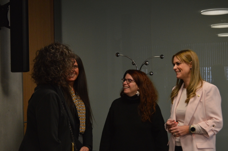 La secretària d’Estat d’Igualtat i Participació Ciutadana, Mariona Cadena, i la cap d'Àrea de Polítiques d'Igualtat, Mireia Porras, conversen amb conselleres generals abans de la compareixença al davant de la comissió legislativa d’Afers Socials i Igualtat.