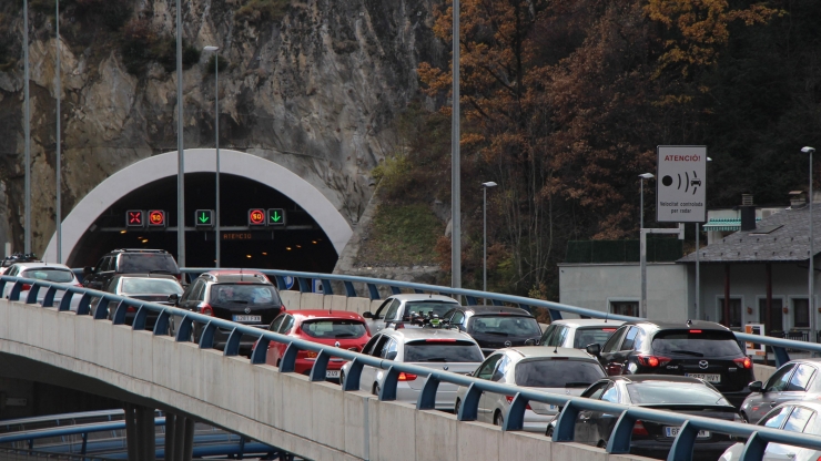 Cues de vehicles al túnel de la Tàpia.