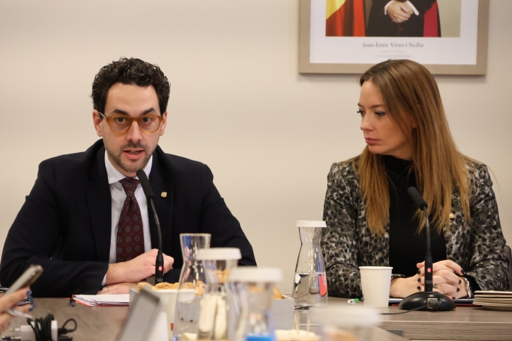 A l'esquerra, el ministre de Medi Ambient, Agricultura i Ramaderia, Guillem Casal, durant la trobada amb els mitjans de comunicació d'aquest dimarts al matí.