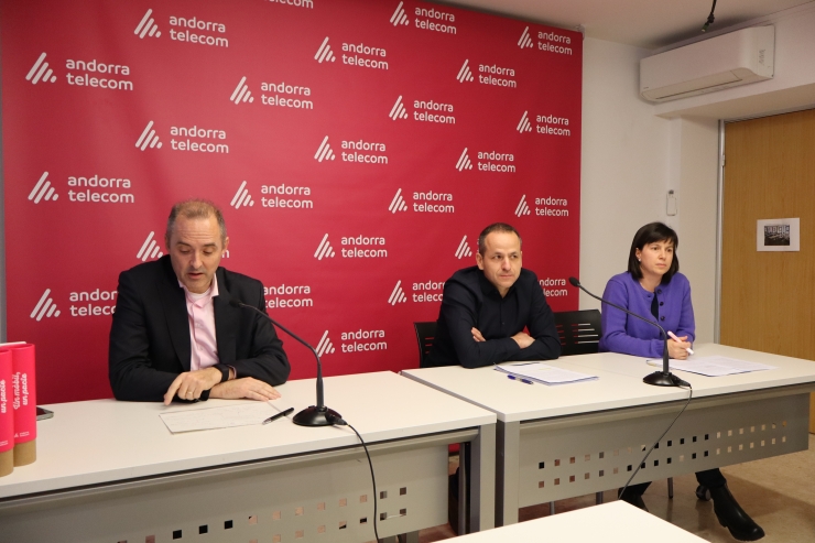 El director general d'Andorra Telecom, Jordi Nadal; el director bàsquet formatiu al Bàsquet Club MoraBanc Andorra, David Eudal; i la responsable clínica de l'àrea de salut mental infantojuvenil del SAAS, Maria Giró.