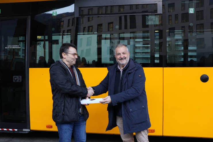 El director general d'Autocars Nadal, Bartumeu Gabriel, lliura el premi al guanyador de l'enquesta, Ramon Figuera.
