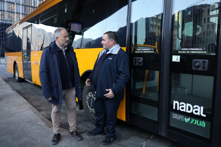 El director general d'Autocars Nadal, Bartumeu Gabriel, conversa amb un dels conductors de la companyia.