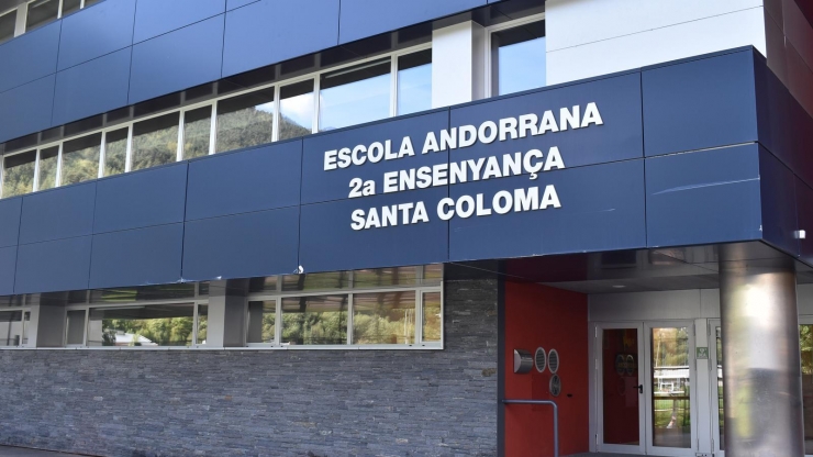 La façana de l'escola andorrana de segona ensenyança de Santa Coloma