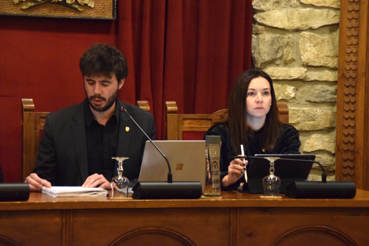 El cònsol major de Sant Julià de Lòria, Cerni Cairat, i la cònsol menor, Sofia Cortesao, durant la sessió de consell comunal.