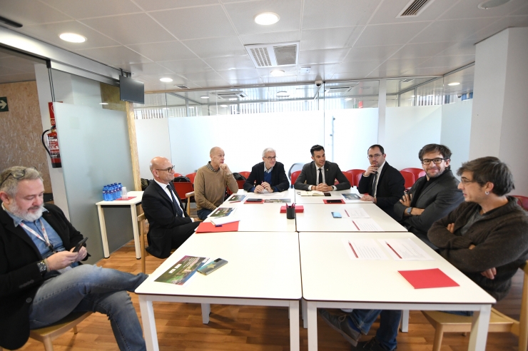 Un moment de la reunió de la comissió mixta per a la gestió, l’explotació i la promoció de l’aeroport d’Andorra - la Seu d’Urgell.