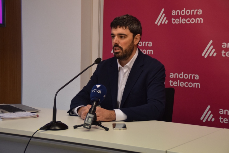 El director de client d'Andorra Telecom, Xavier Agulló, explicant les novetats de les tarifes de telefonia.