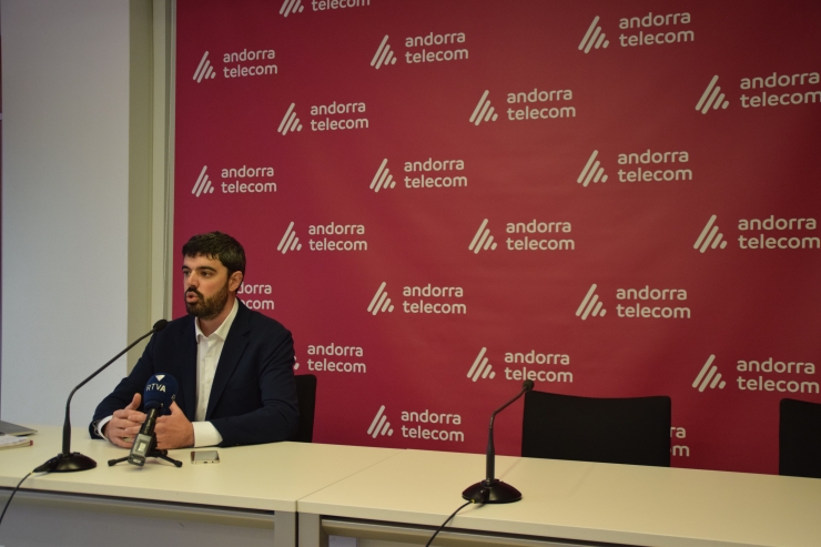El director de client d'Andorra Telecom, Xavier Agulló, detallant les quatre noves tarifes que es poden contractar a Andorra Telecom per a telèfons mòbils.