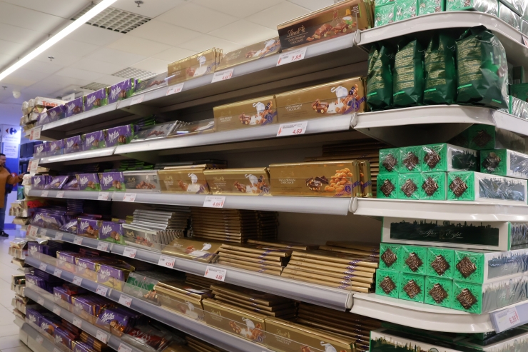 Prestatgeries amb cacau a l'Andorra 2000.