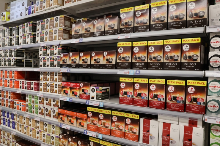 Prestatgeria amb cafè a l'Andorra 2000.