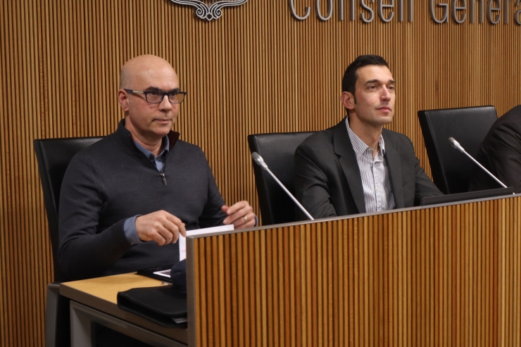 El vicepresident del Col·legi Oficial d’Enginyers d’Andorra, José Luis González Brunat, i el president Vicenç Jorge, a la comissió d’estudi per assegurar un creixement urbanístic sostenible