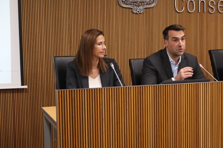 El president de l’Associació de Contractistes d’Obres d’Andorra, Miquel Àngel Armengol Bosch, i la gerent Mònica Dalmau Gamarra, compareixent a la comissió d’estudi per assegurar un creixement urbanístic sostenible.