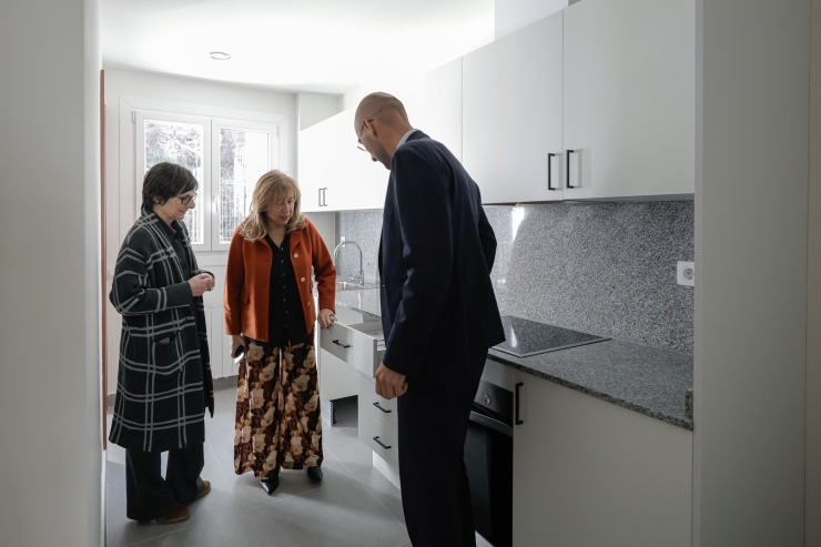 La ministra de Presidència, Economia, Treball i Habitatge, Conxita Marsol, el secretari d'Estat, Jordi Puy, i la directora de l'INH, Marta Alberch, durant la visita als pisos.
