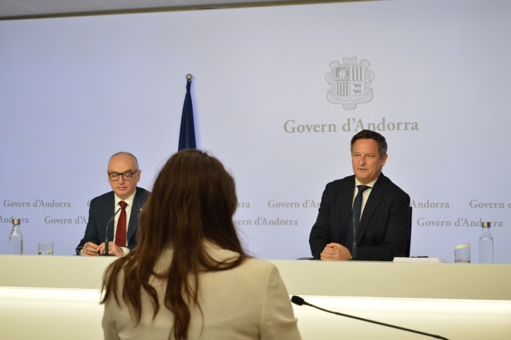 El ministrre de Finances, ramon Lladós i el el cap de missió de l'FMI  a Andorra, Rodolphe Blavy, durant la roda de premsa per presentar les  conclusions de l'informe de l'FMI sobre Andorra corresponent a  l'exercici 2024.
 