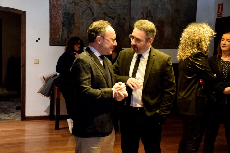 El president de l'Autoritat Financera Andorrana, Èric Jover, saludant-se amb el cap de Govern, Xavier Espot, abans del jurament.