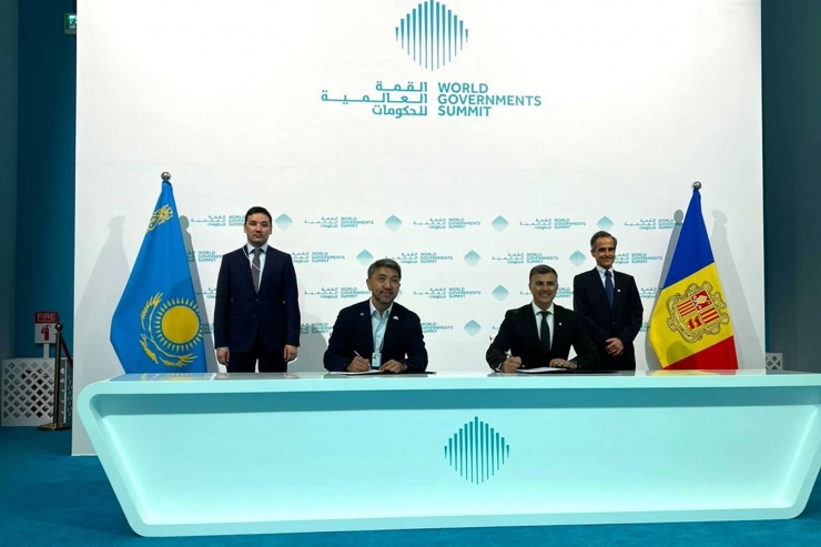 El secretari d'Estat de Transformació Digital i Telecomunicacions, Marc Rossell, amb el ministre de Transformació Digital, Innovacions i Indústria Aeroespacial de Kazakhstan, Zhaslan Madiyev.