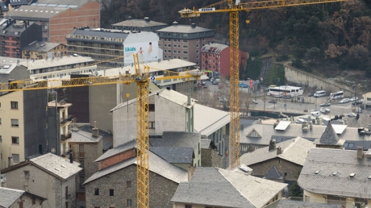 Grues de construcció al centre d'Andorra la Vella.